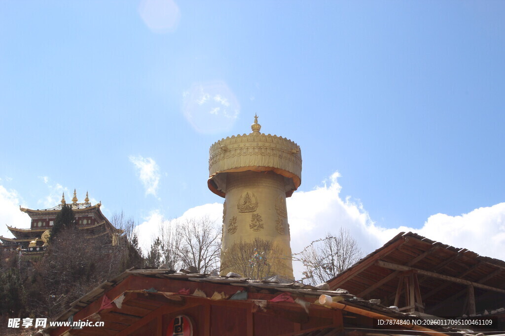 乡村中的圆柱形水塔建筑