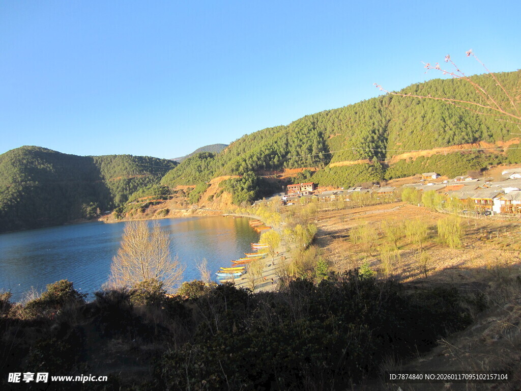 湖畔青山自然风光美景