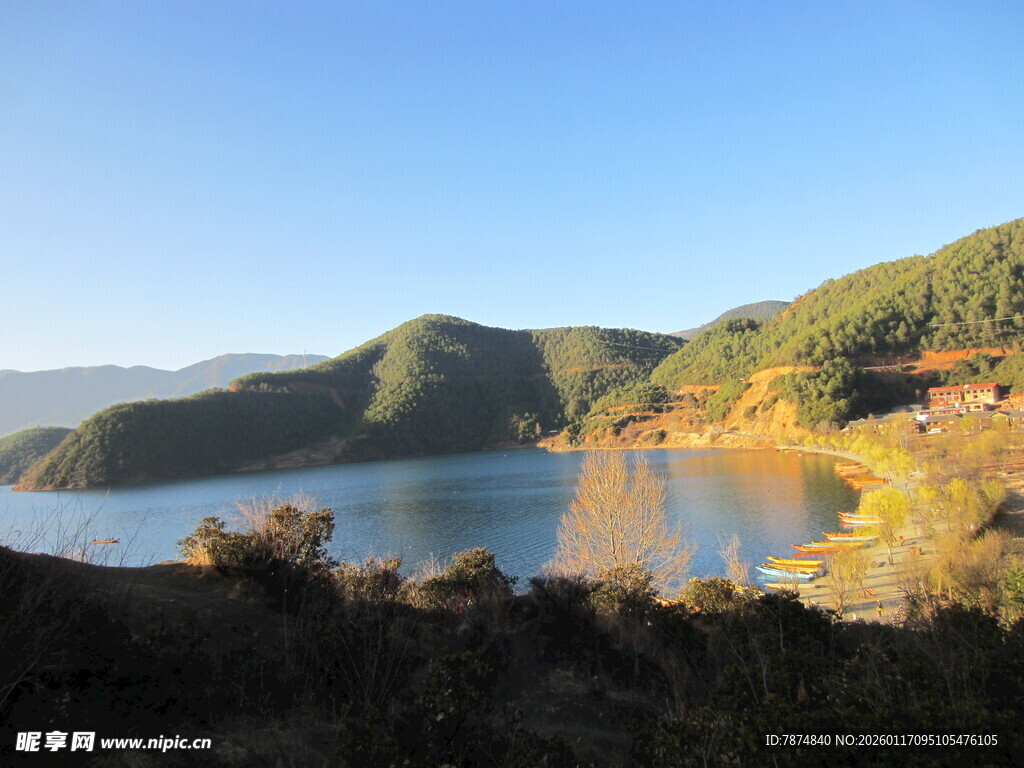 湖畔青山美景