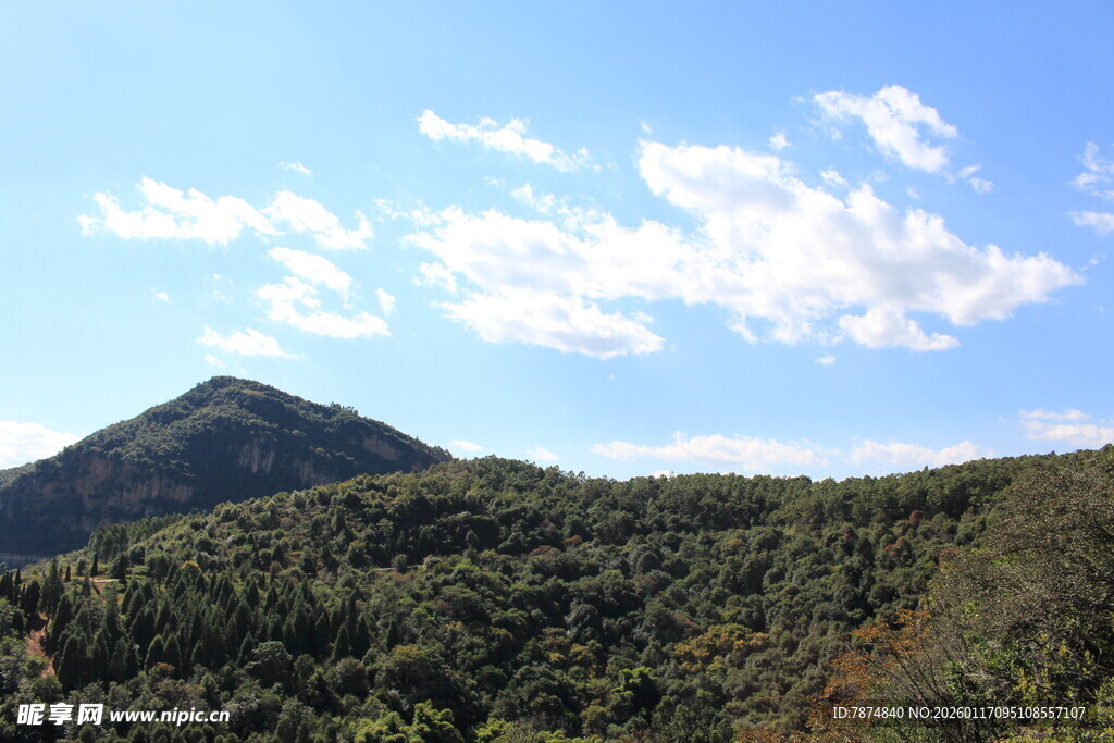 青山蓝天间的自然美景