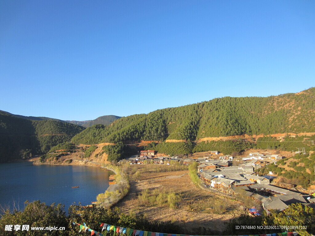 湖畔山村美景