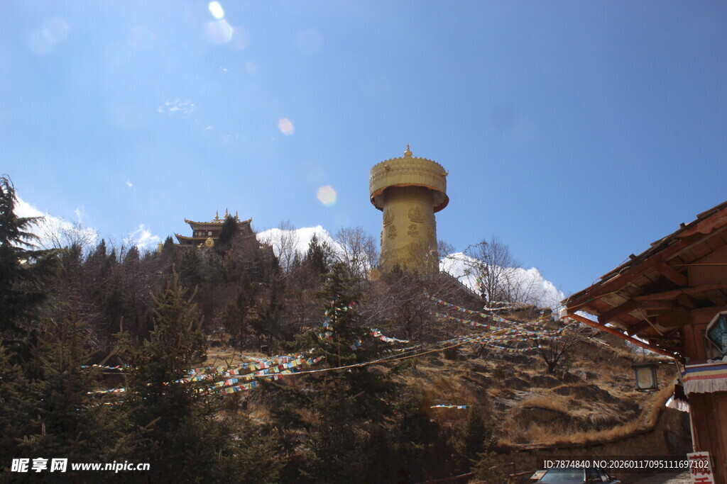 山间黄塔风景