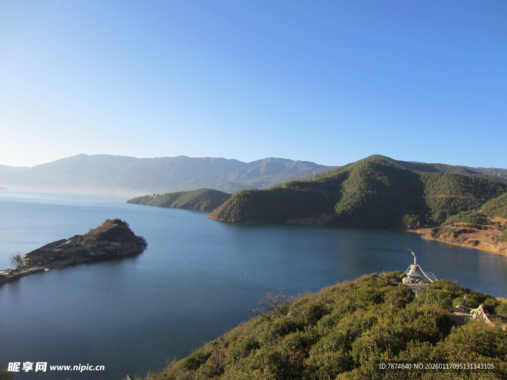 湖畔青山美景