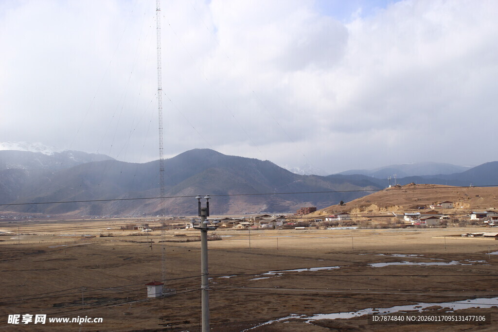 草原风光与远处山峦