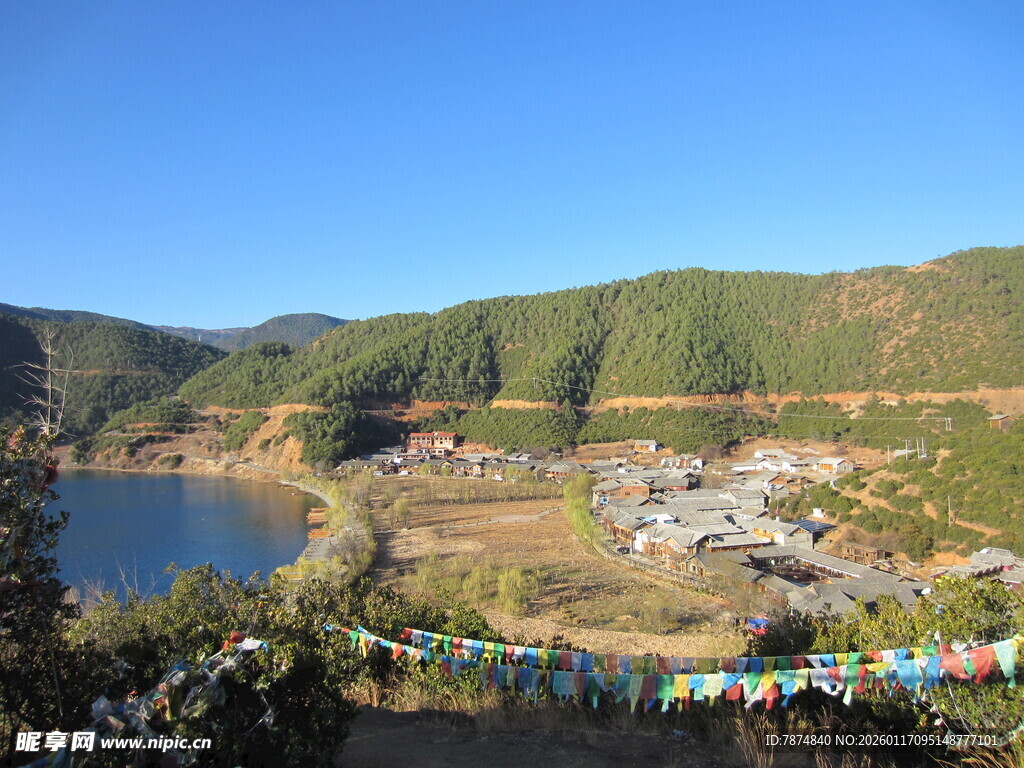 湖畔山村风光 经幡飘扬