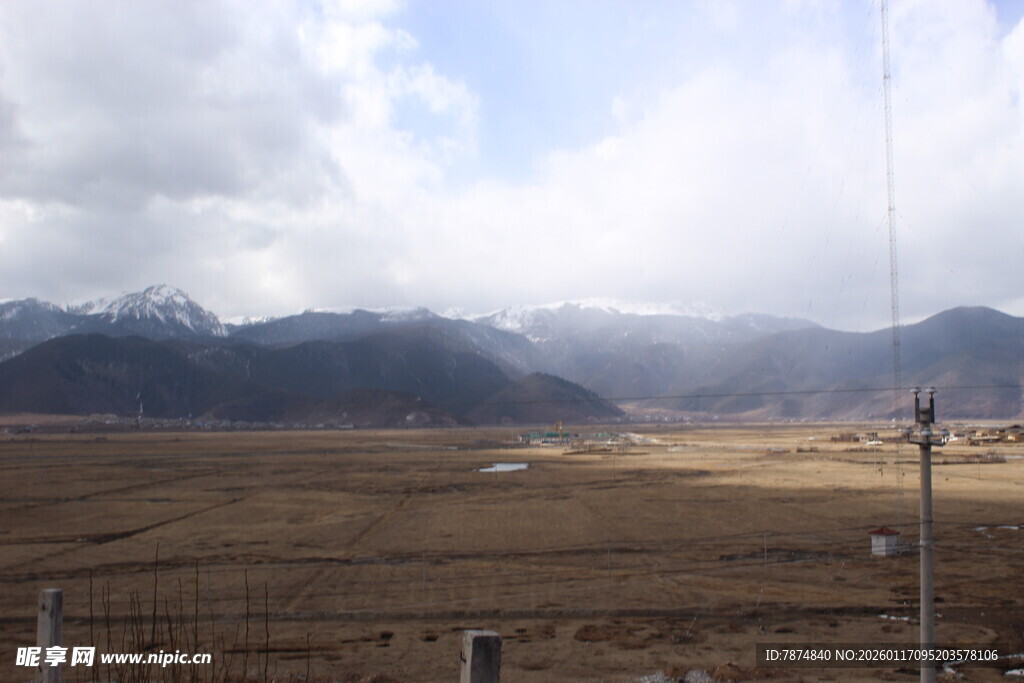 广袤原野与远山风景