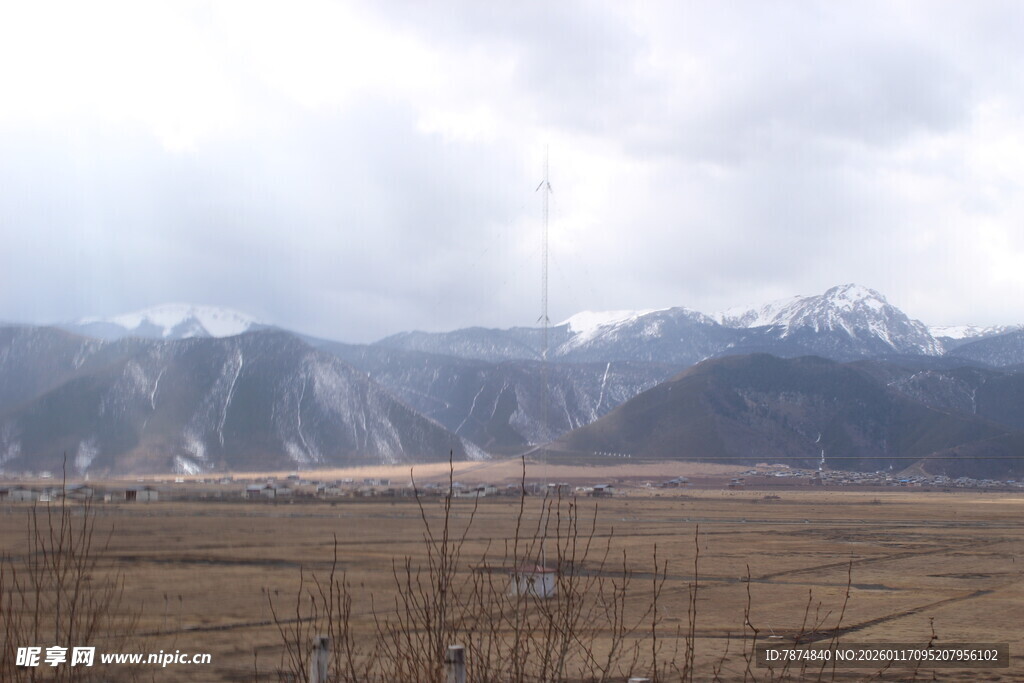 旷野雪山风景图