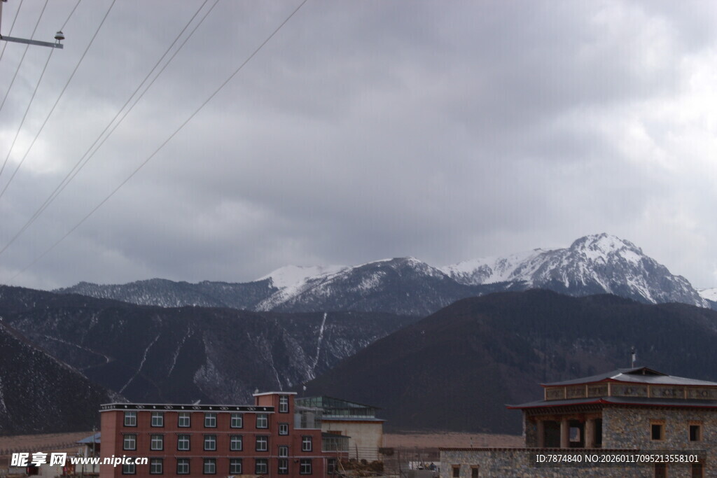 城镇边的雪山远景