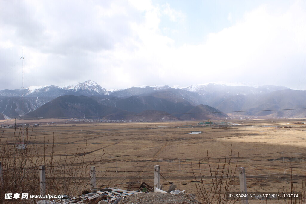 旷野山峦风景图