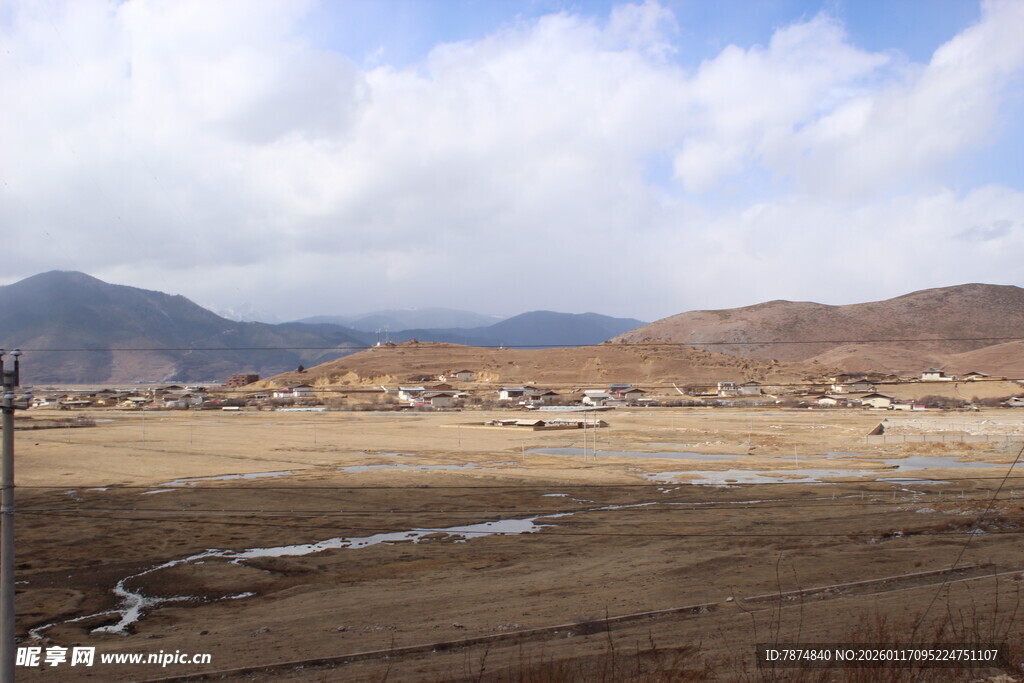 草原风光与远处山峦景色
