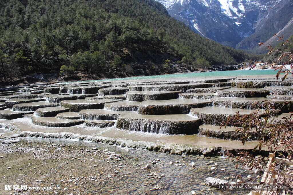 山间钙化池景观