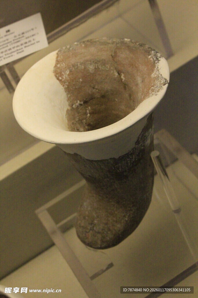 古代陶器残片展示