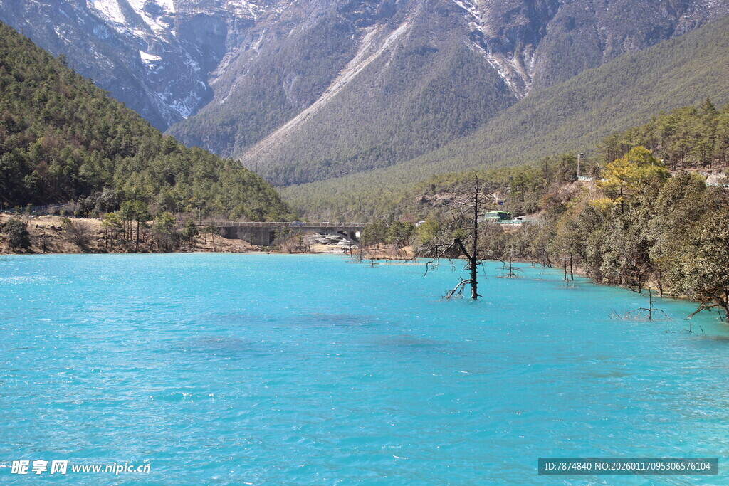 蓝湖映山景 自然之瑰丽