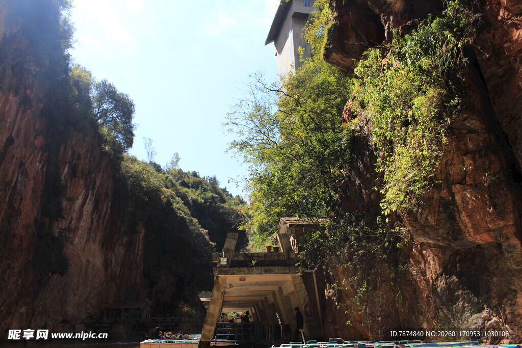 峡谷间的水上游览景象