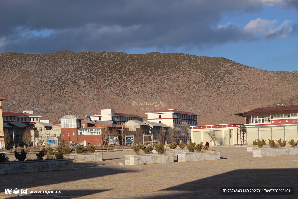 山脚下的村庄建筑景观