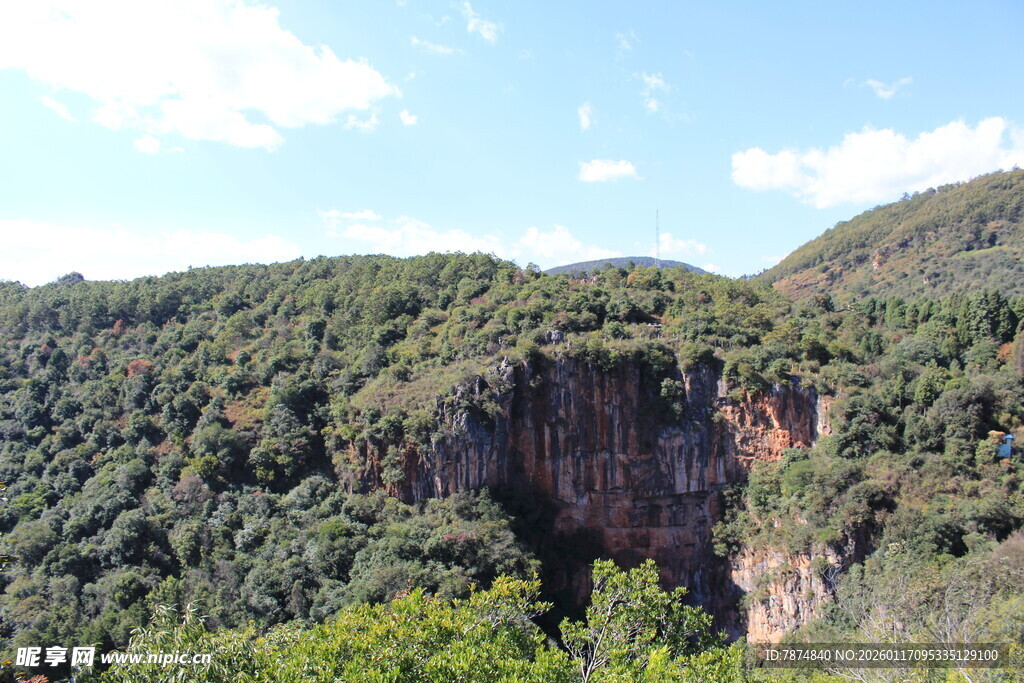 山峦间的翠绿悬崖景观