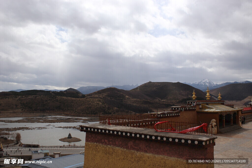 藏区风景 远山与建筑相映
