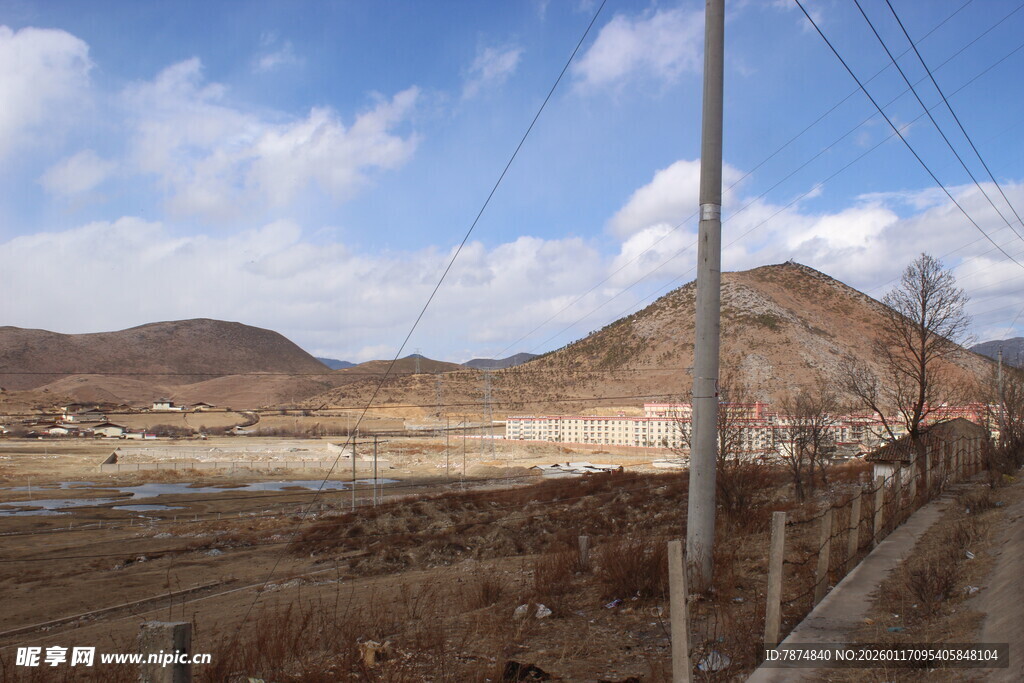 乡村田野风光远景图