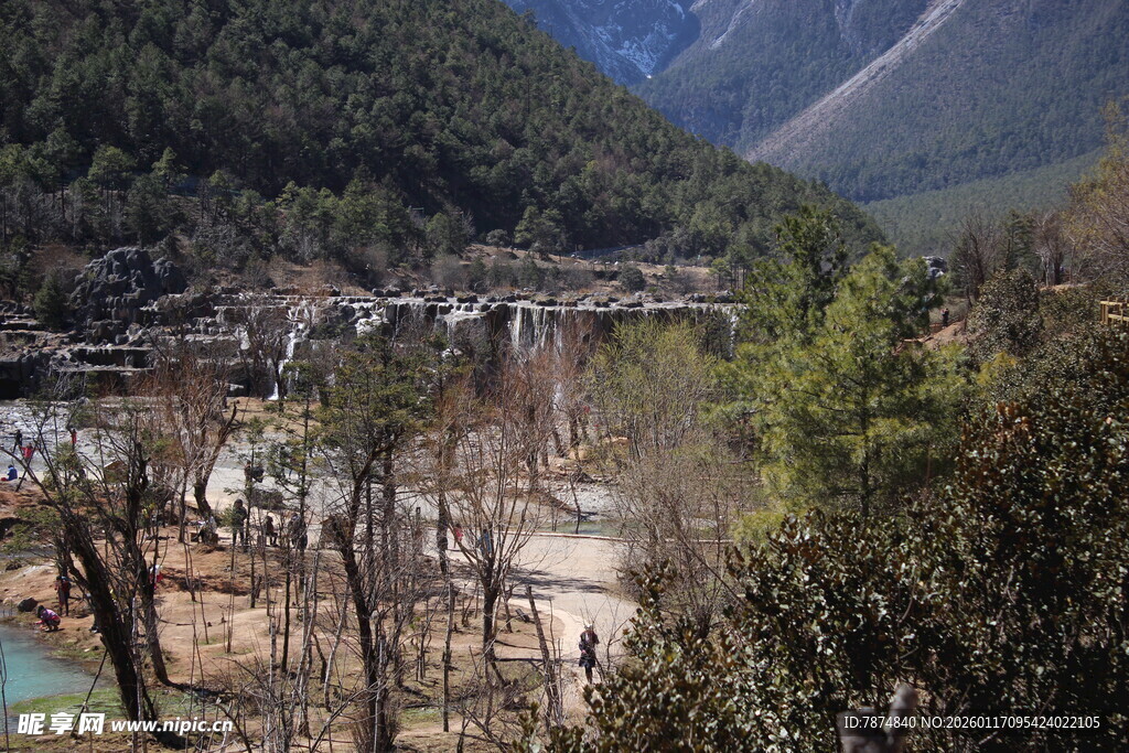 山间多彩水域风景