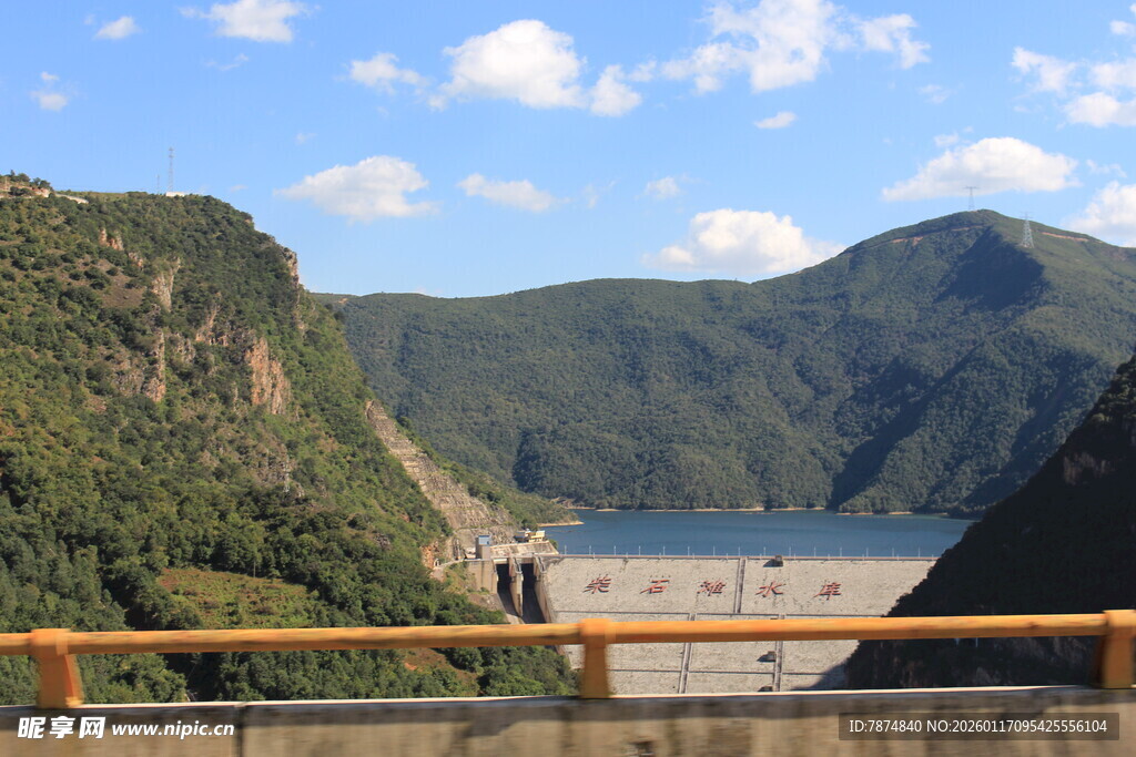 壮观的山间水库大坝景观