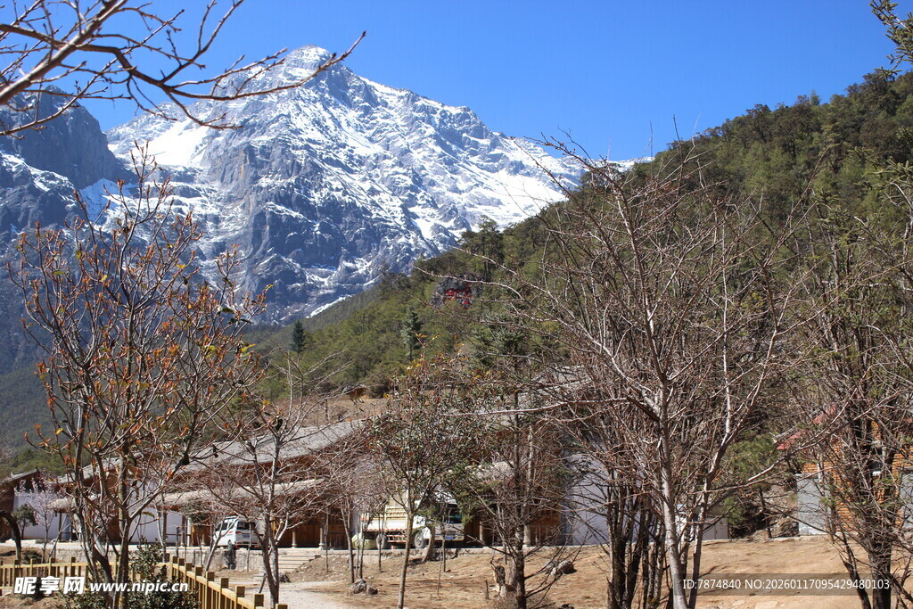 雪山下的村落风光