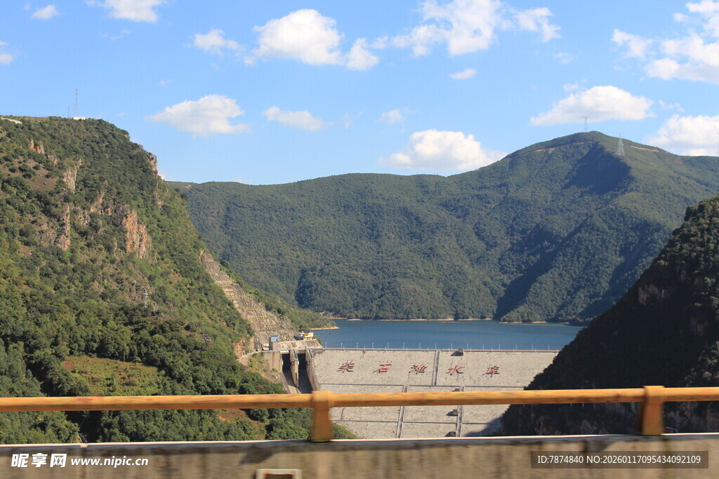 壮观山水间的大坝景观