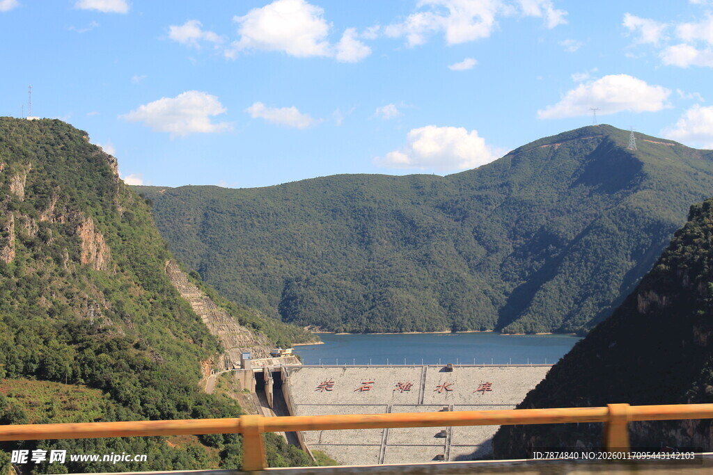 壮观的山水间大坝景象
