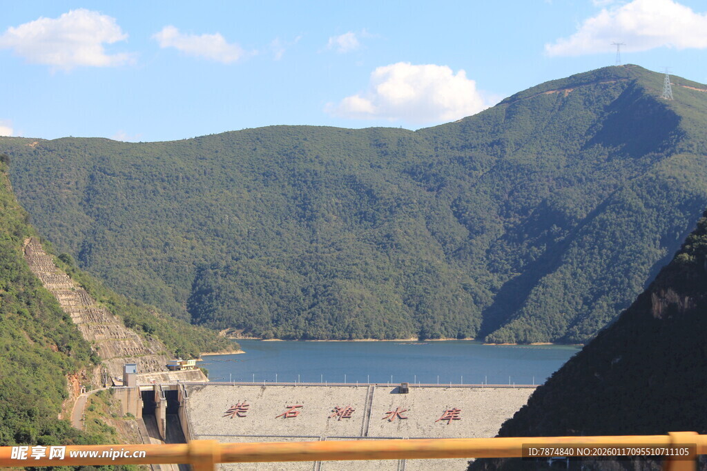 壮观的山间水库大坝