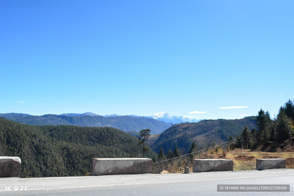 山间开阔景致 蓝天绿树