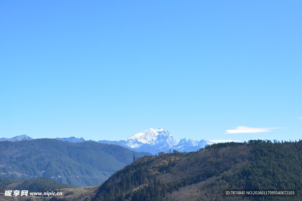 山巅远景 蓝天覆青山