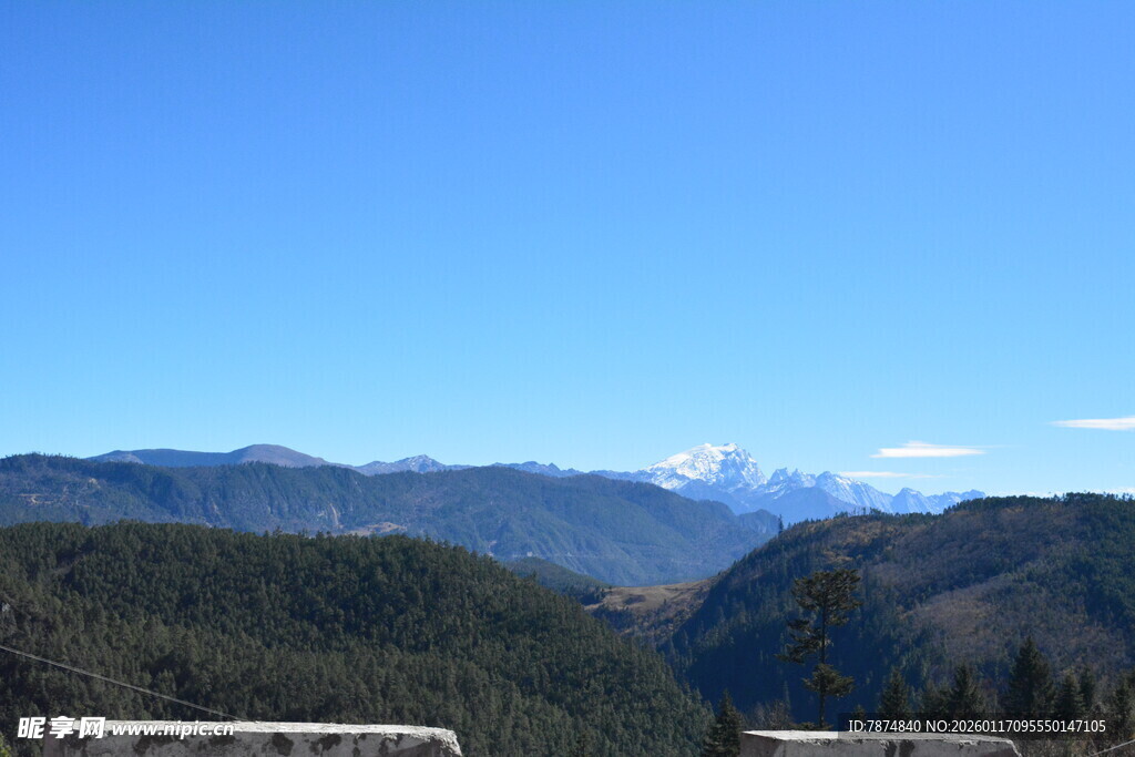 山间远景 蓝天覆青山