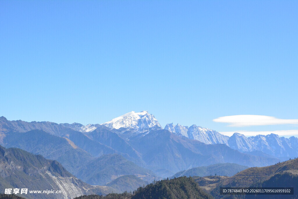 壮丽雪山远景