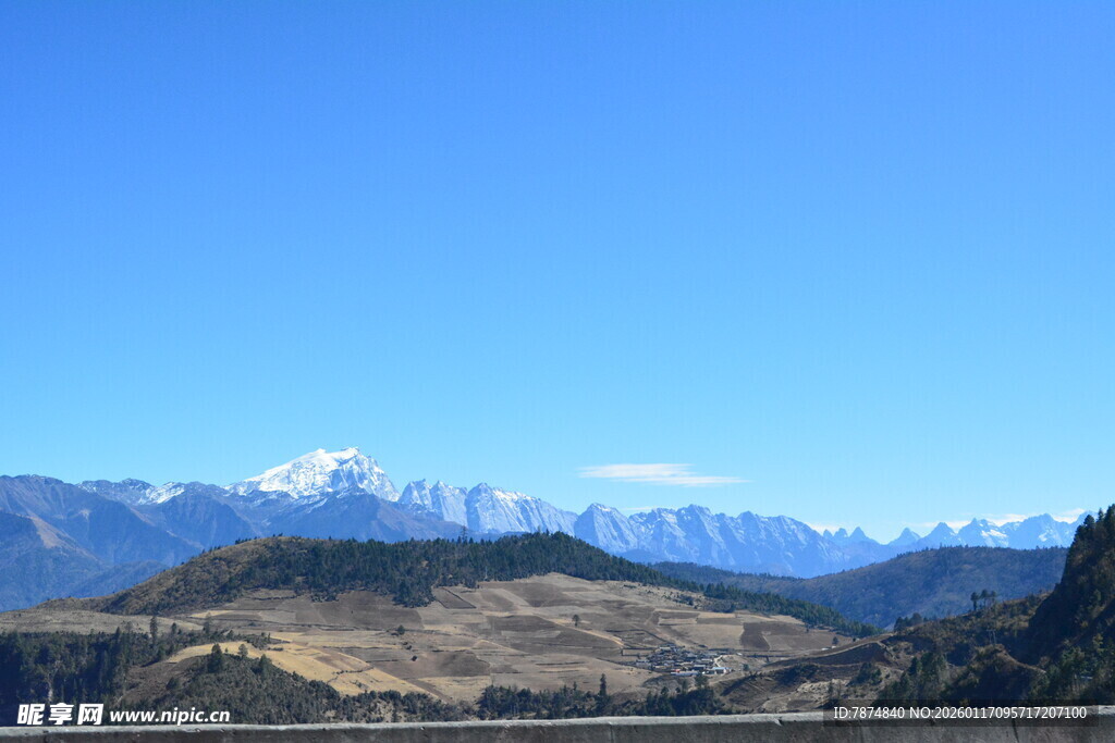 壮丽雪山远景