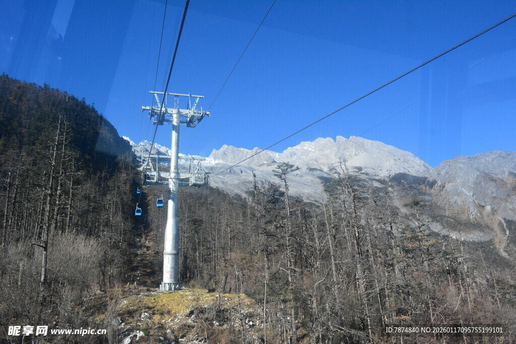 山间缆车穿梭于蓝天雪山