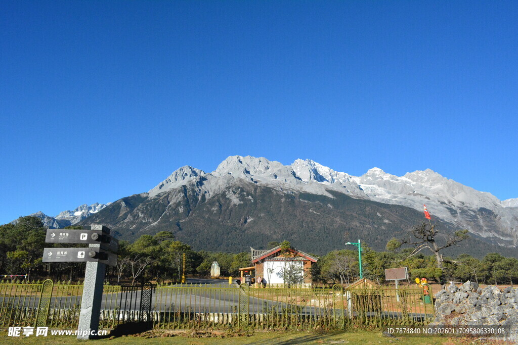 雪山下的宁静乡村风景