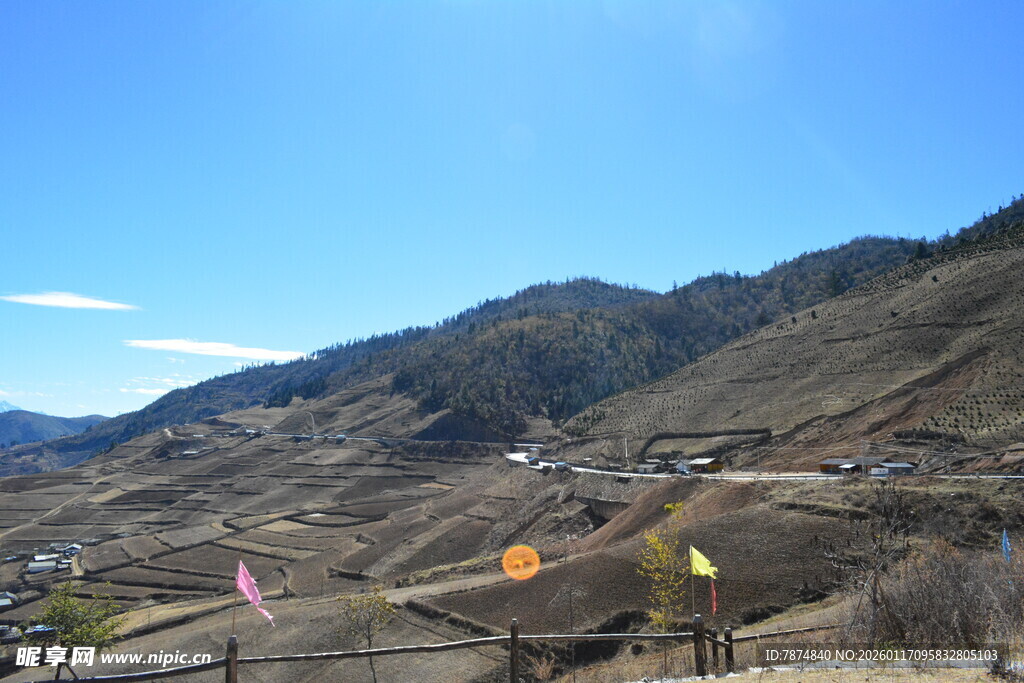 山间风景 彩旗点缀山谷