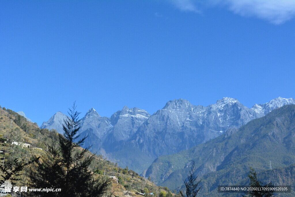 壮丽山景 蓝天映衬雪峰