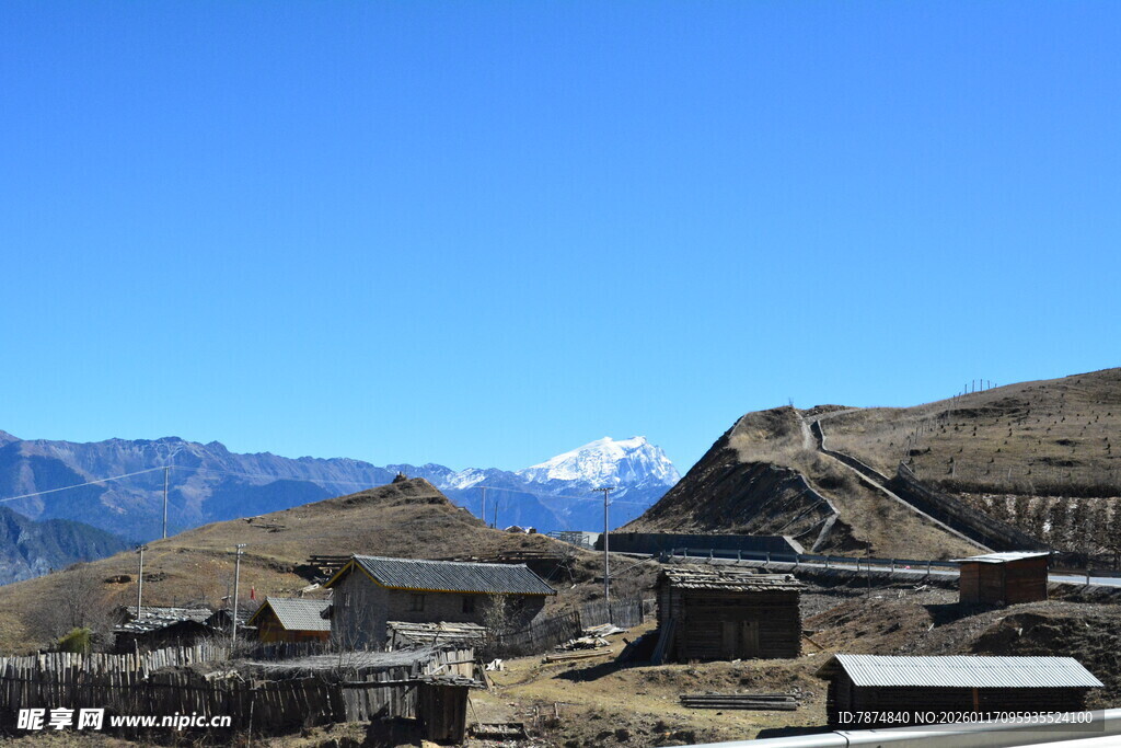 山间村落与远处雪山风光