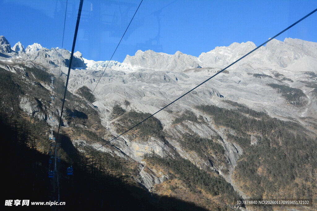 缆车穿行于壮丽雪山间