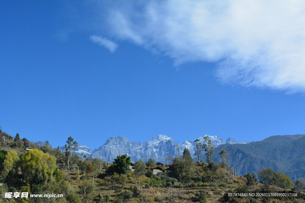 蓝天青山间的秀丽景致