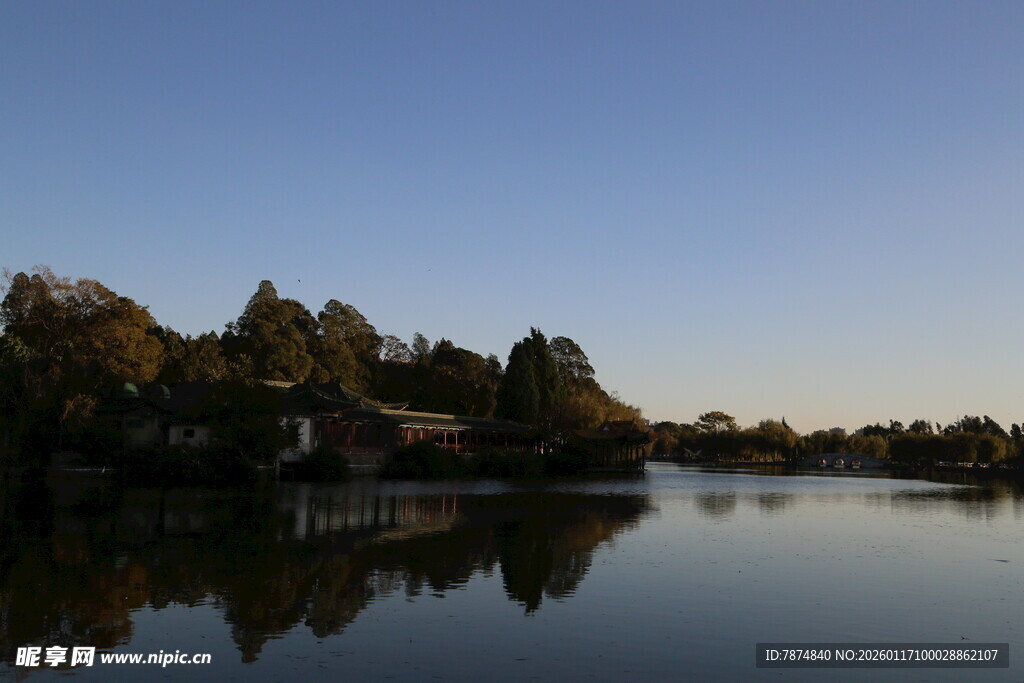 湖畔黄昏美景