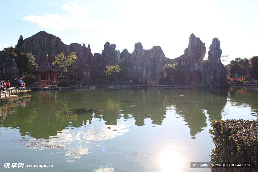 湖畔石林美景
