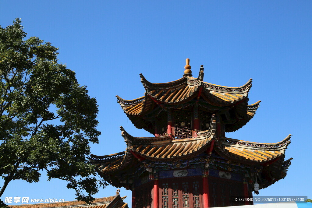 中式古亭 蓝天绿树相伴