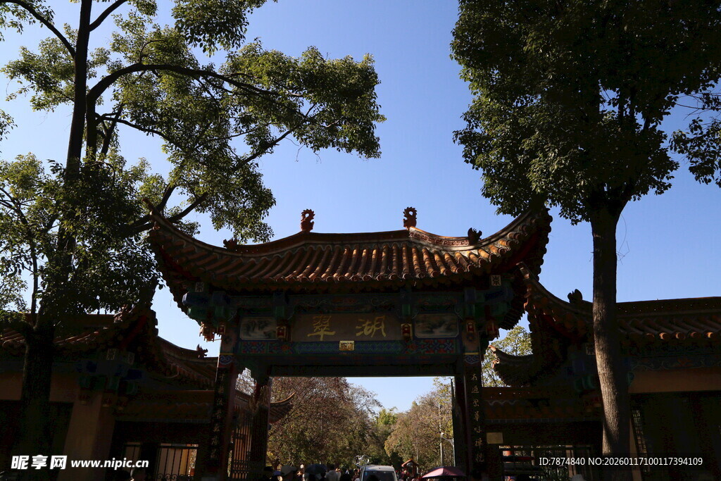 中式古建门楼 绿树相伴