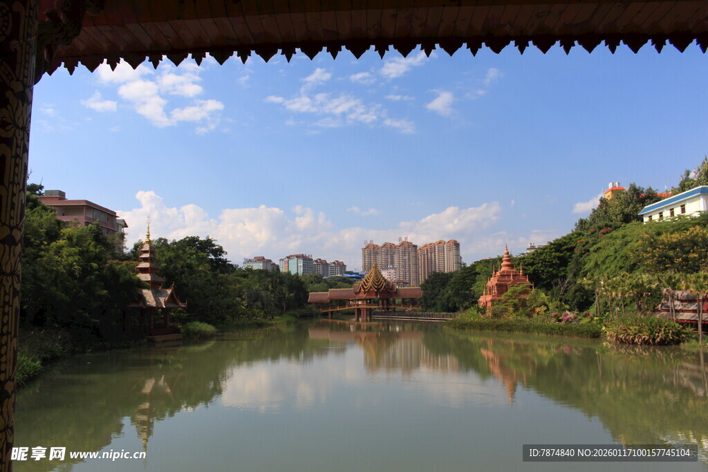 河畔风光 古建掩映绿水间