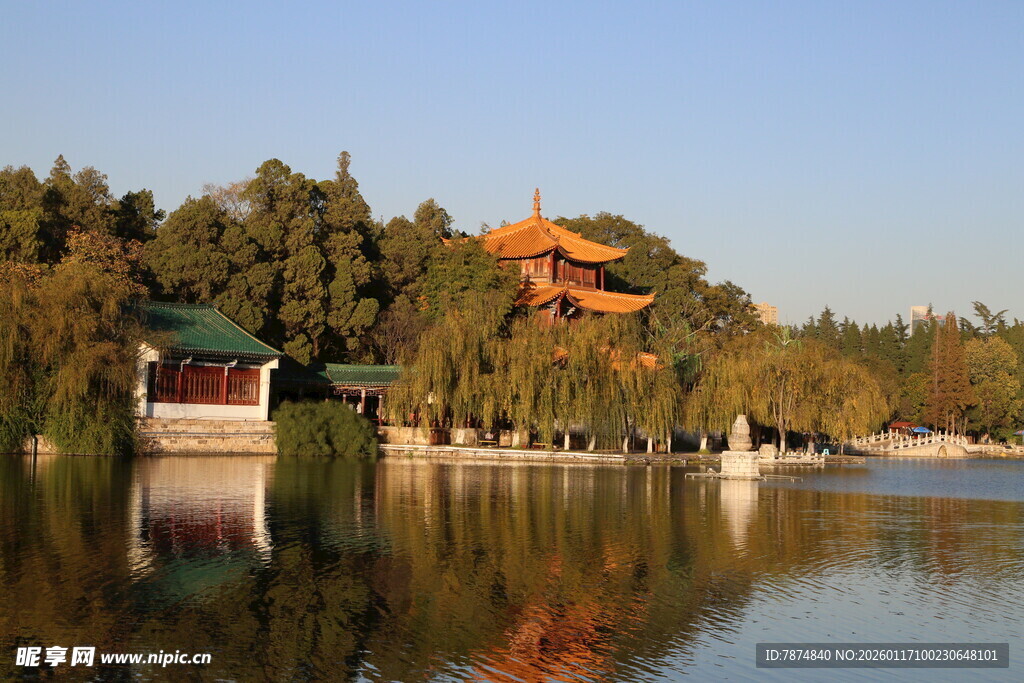 湖畔古建筑美景
