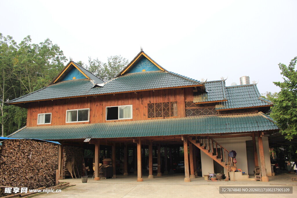 传统风格木质房屋建筑