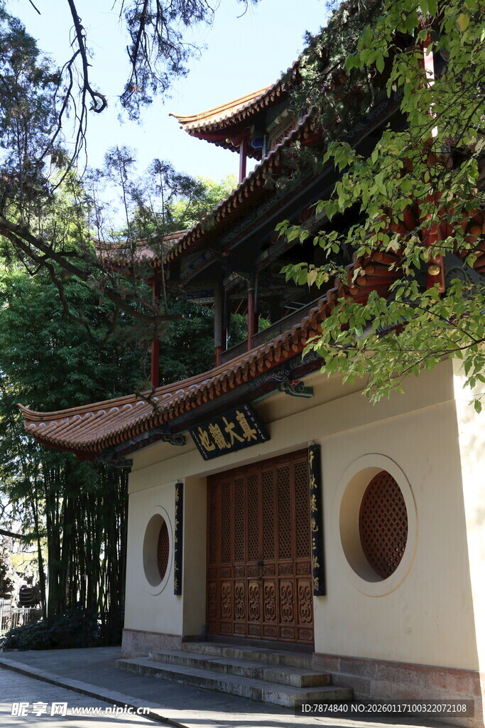 中式古建门楼 绿树环绕