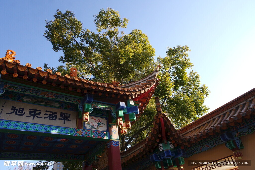 中式古建筑屋檐一角