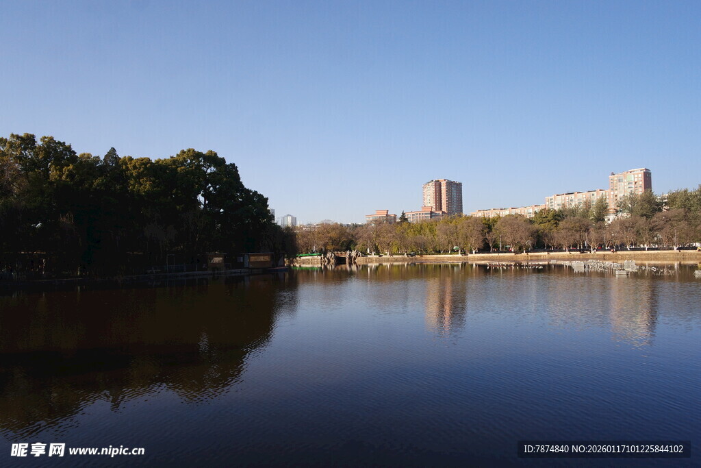 湖畔城市风光 静谧美好